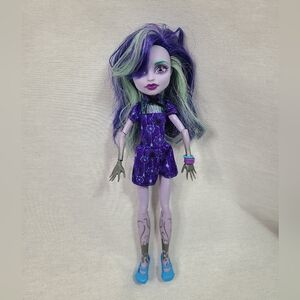Twyla doll Coffin Bean Monster High ghosts purple green 2011